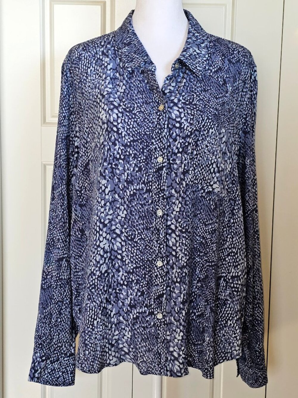 Rails Josephine Shirt L Navy Python Print 100% Rayon Button Down Blouse